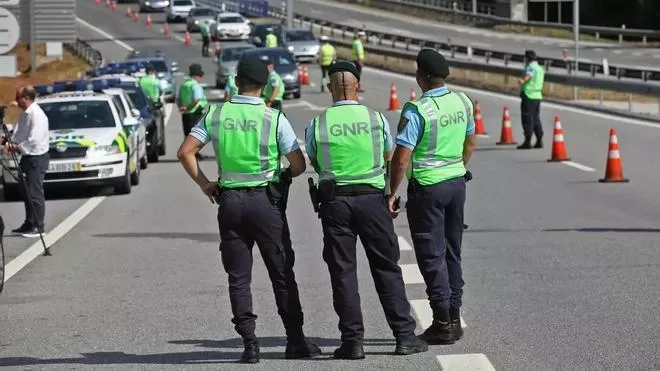 ¿Puedo emplear la baliza V16 en Portugal o tengo que conservar los triángulos de emergencia?