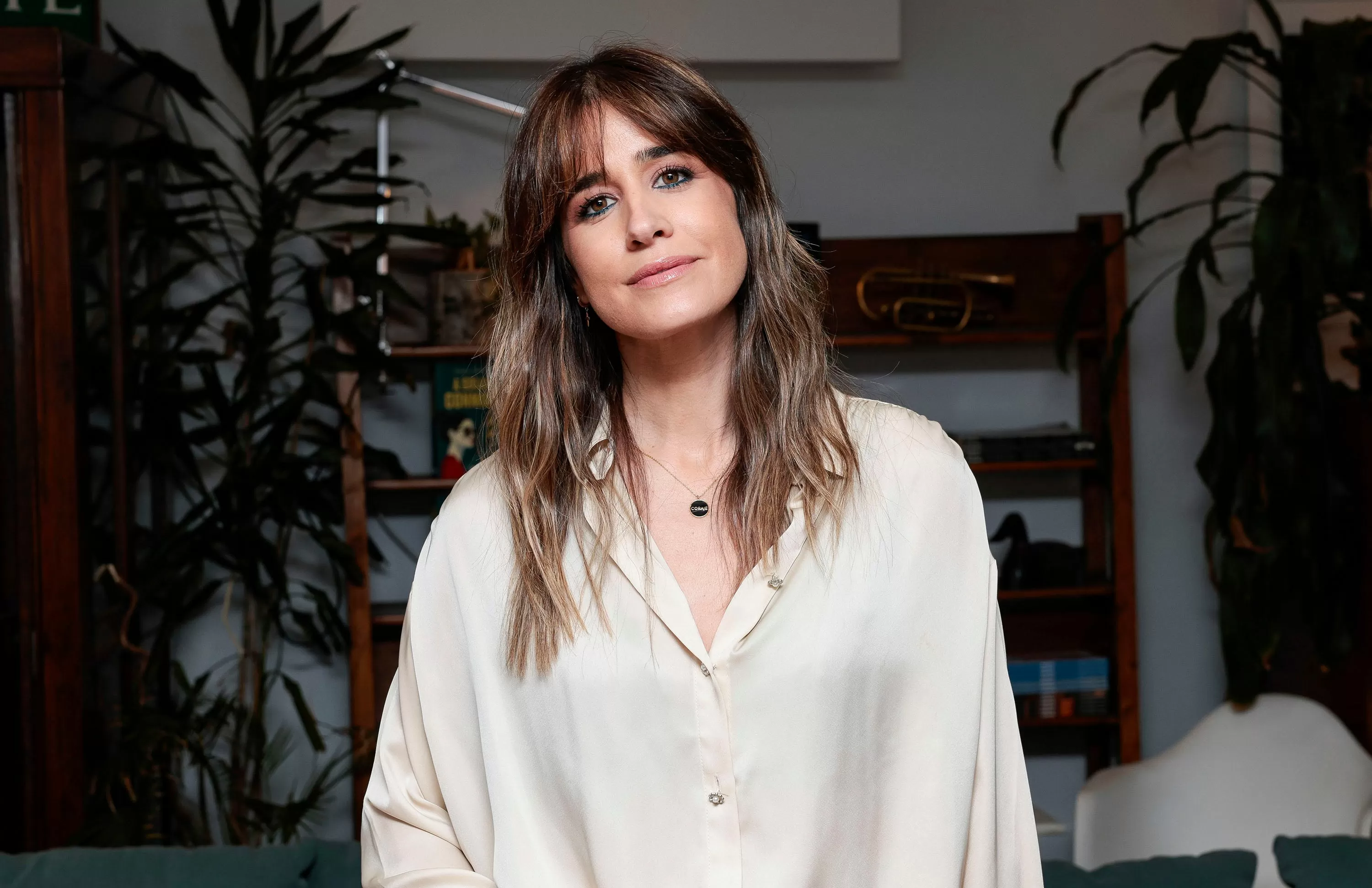 La presentadora Isabel Jiménez, sobre la novelística corta que está arrasando entre las mujeres de más de 50: “Superdivertido. Me he reído exuberante”