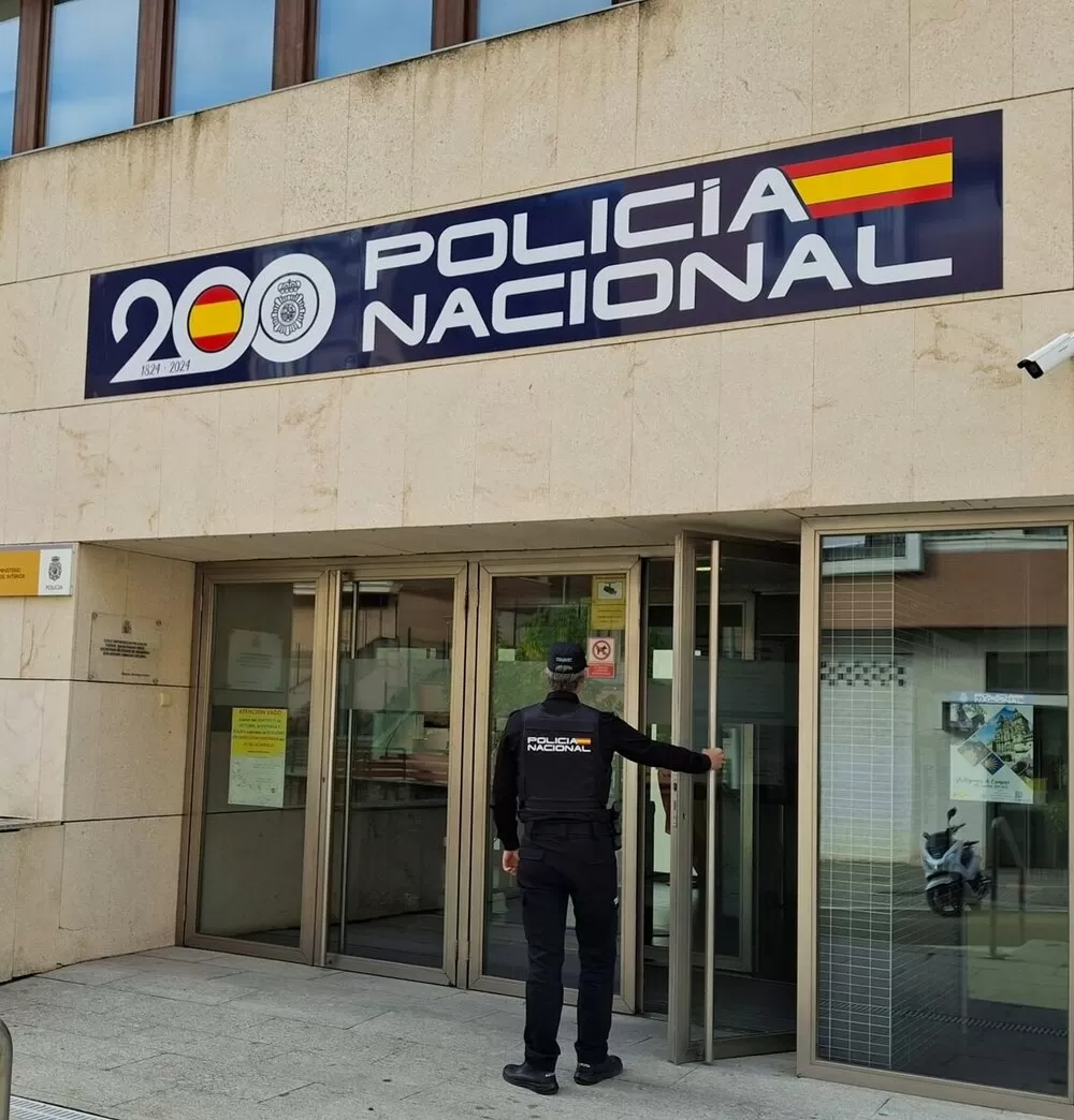 Detenido un septuagenario tras rayar con unas llaves un coche