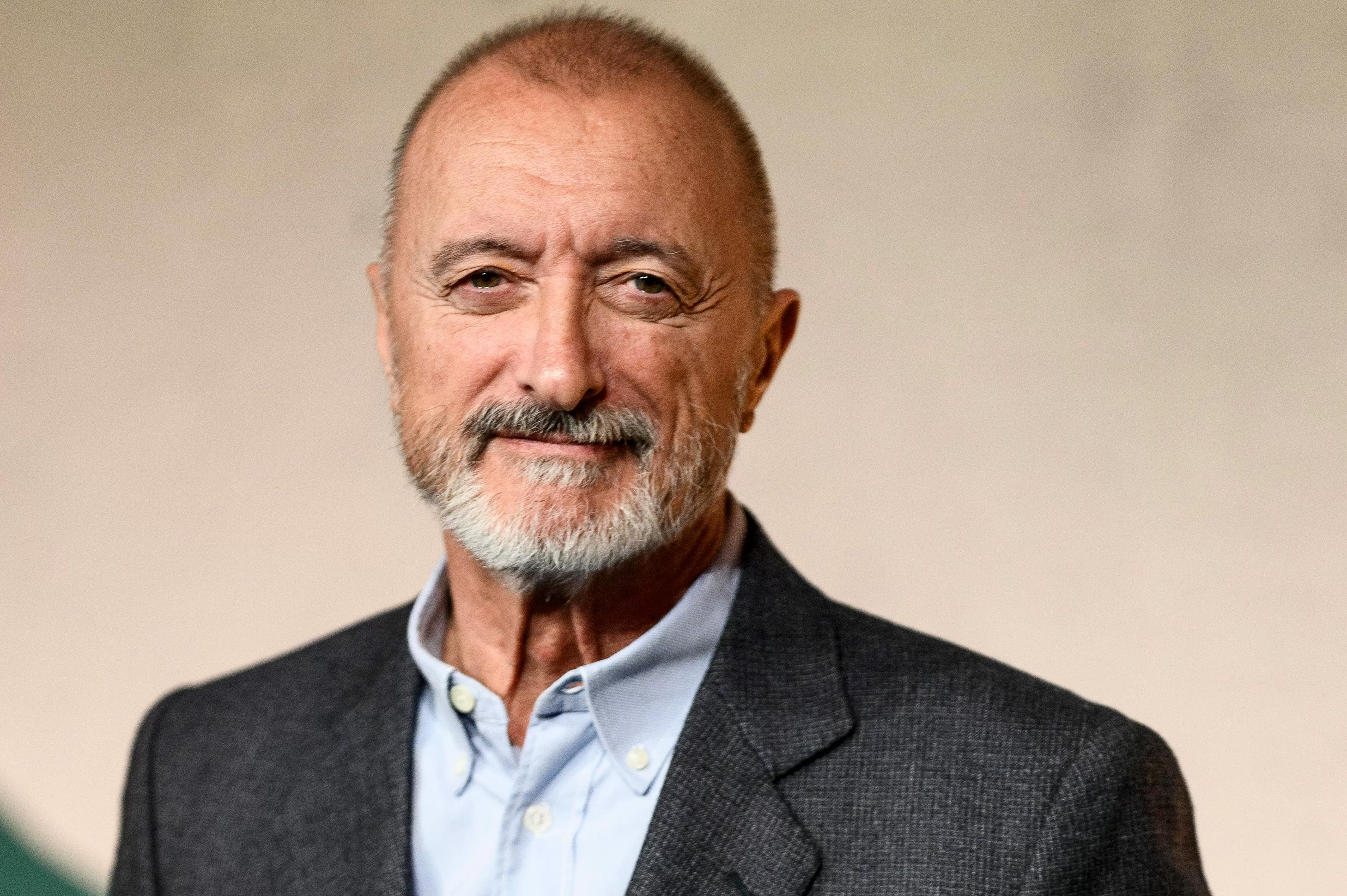 Arturo Pérez-Reverte (74 años) recomienda esta desconocida novelística negra de 384 páginas a todos los amantes los libros de suspense: "Lean esta hecho maestra"