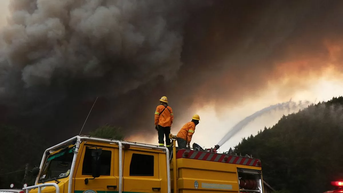 Patagonia argentina continúa con los incendios: se consumieron 45.000 hectáreas, pese a alivio (fig.) por lluvias