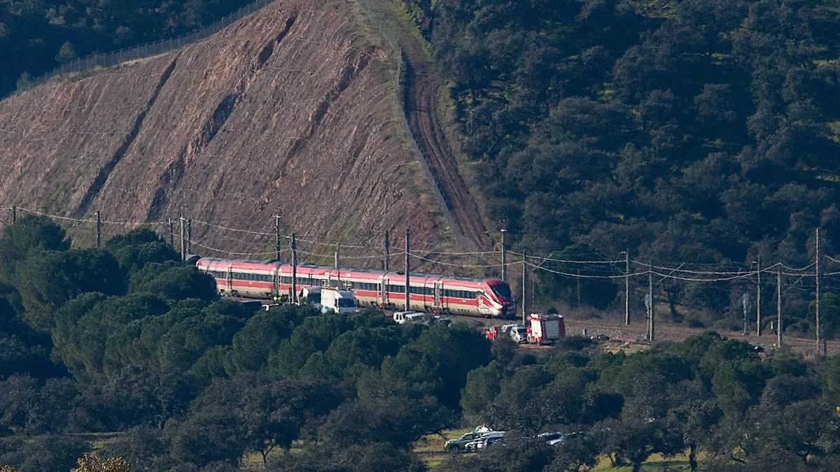 España espera reabrir en diez días la línea cerrada por el siniestro ferroviario que dejó 45 muertos