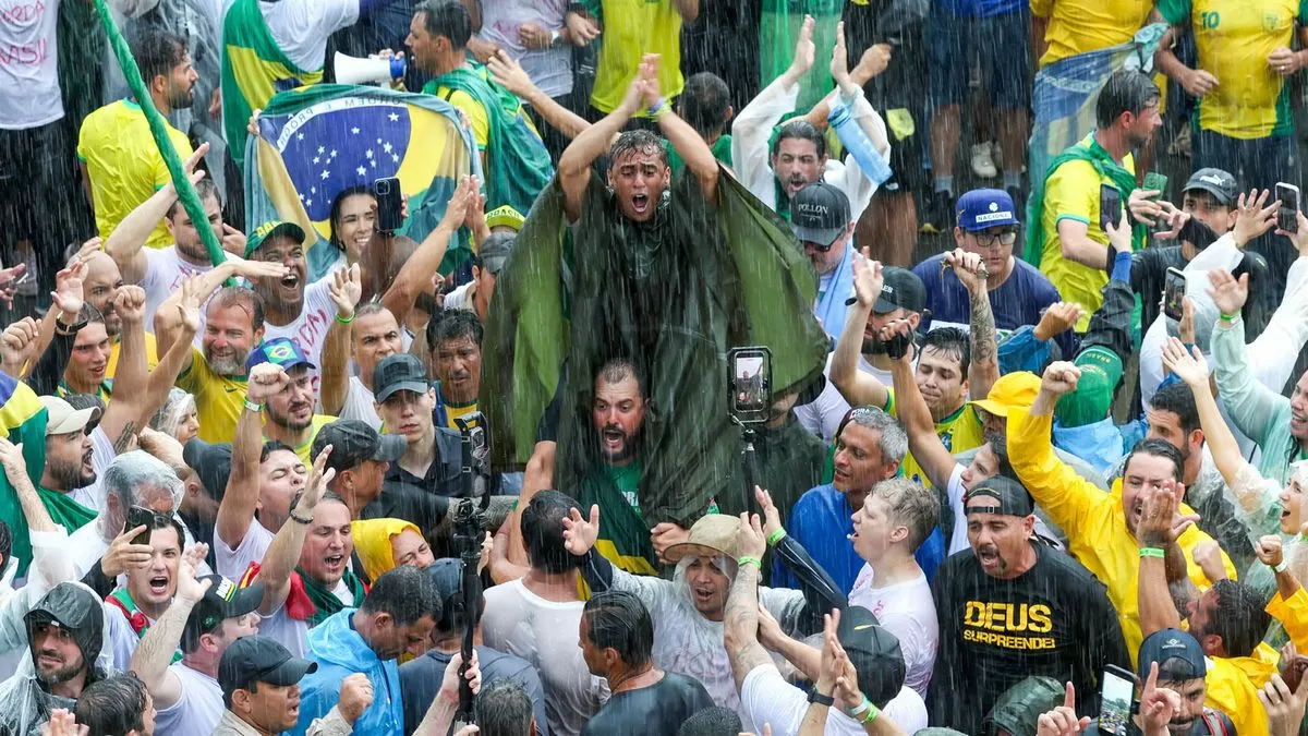 Casi 50 hospitalizados por un centella que cayó cerca de seguidores de Bolsonaro en Brasil: mirá el video