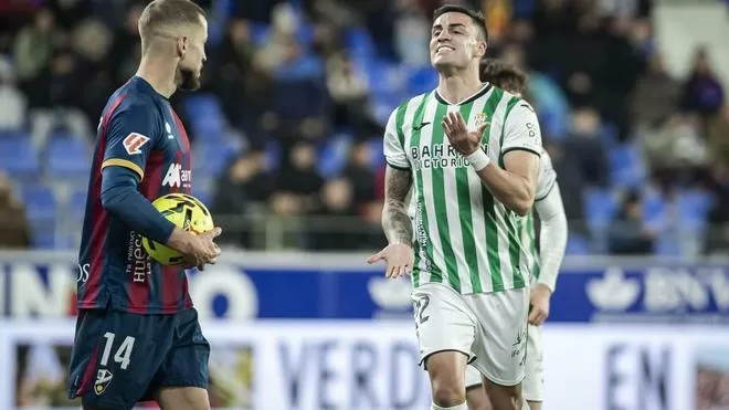 Carlos Isaac, tras su gol alce el Huesca: "Pensamos en primero malcenernos y luego ya mirar más arriba"