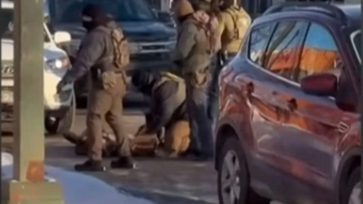 Alcalde de Mineápolis denuncia homicidio: "Acabo de disfrutar un video de más de seis agentes disparándole hasta matarlo"