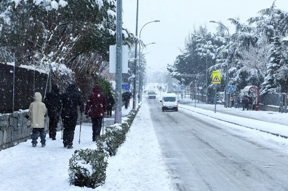 'Kristin' corta carreteras y cierra colegios por la nieve