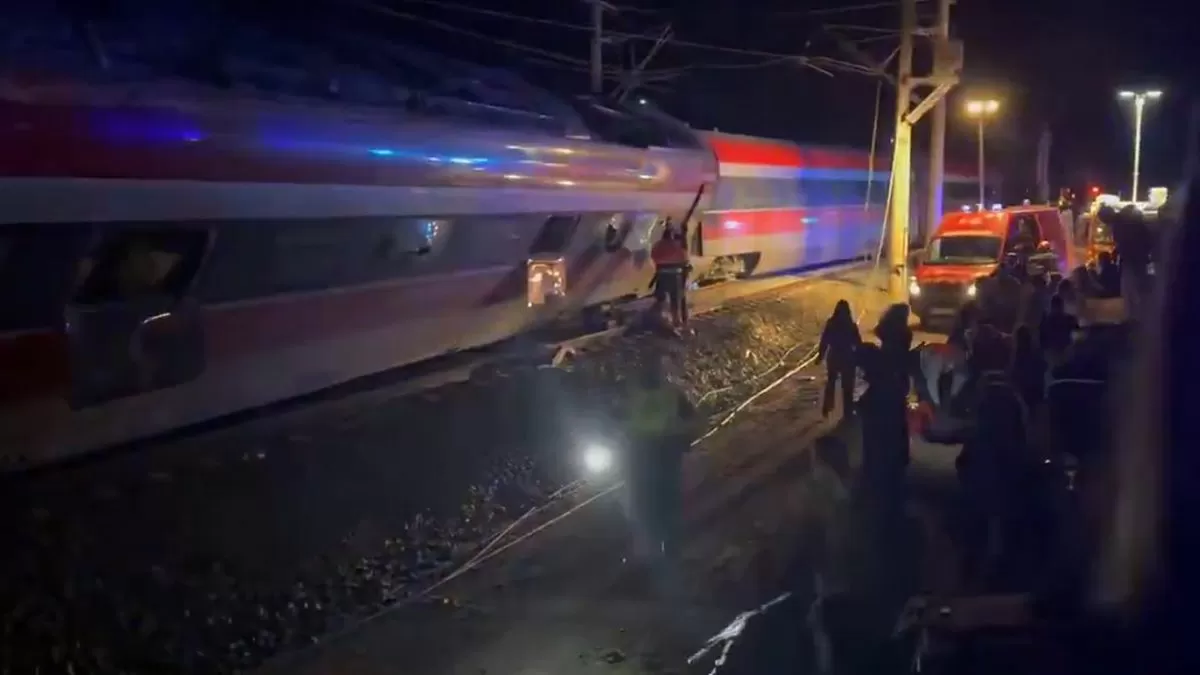 Al aparte 21 muertos y 25 heridos graves tras choque entre dos trenes en España