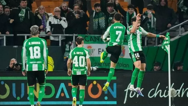 El Betis se asegura el 'Top 8' de la Europa League y competirá los octavos ante el Nottingham Forest, Pilsen, Fenerbahçe o Panathinaikos