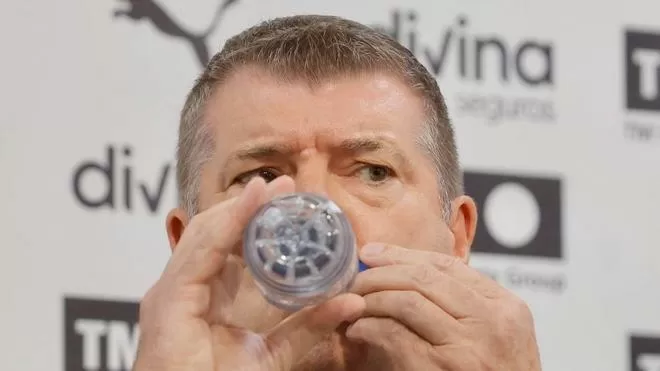 El Valencia CF llega tarde con el fichaje del central: La peor gestión opcional
