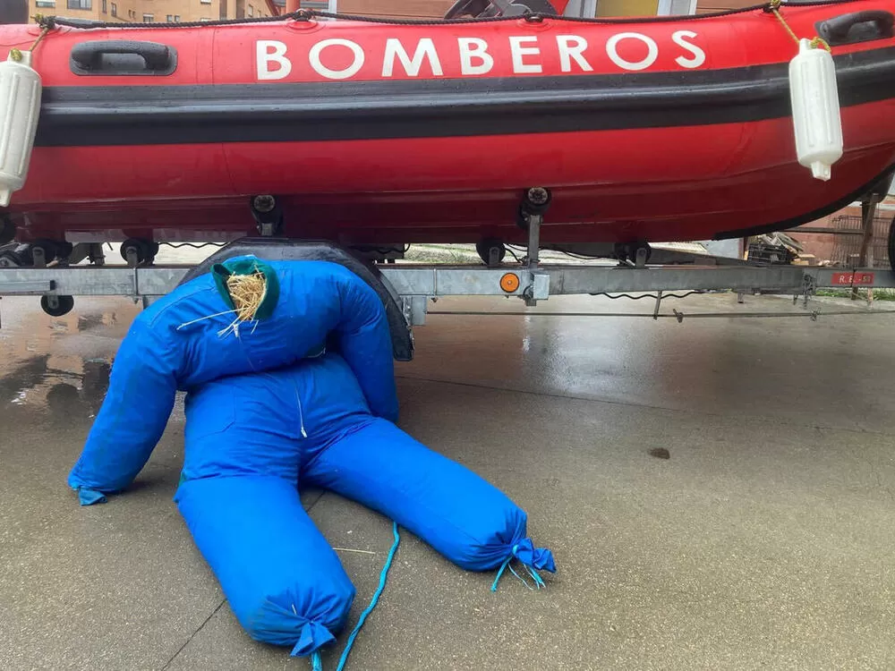 Bomberos 'rescatan' del Pisuerga un 'pelele' de la tractorada
