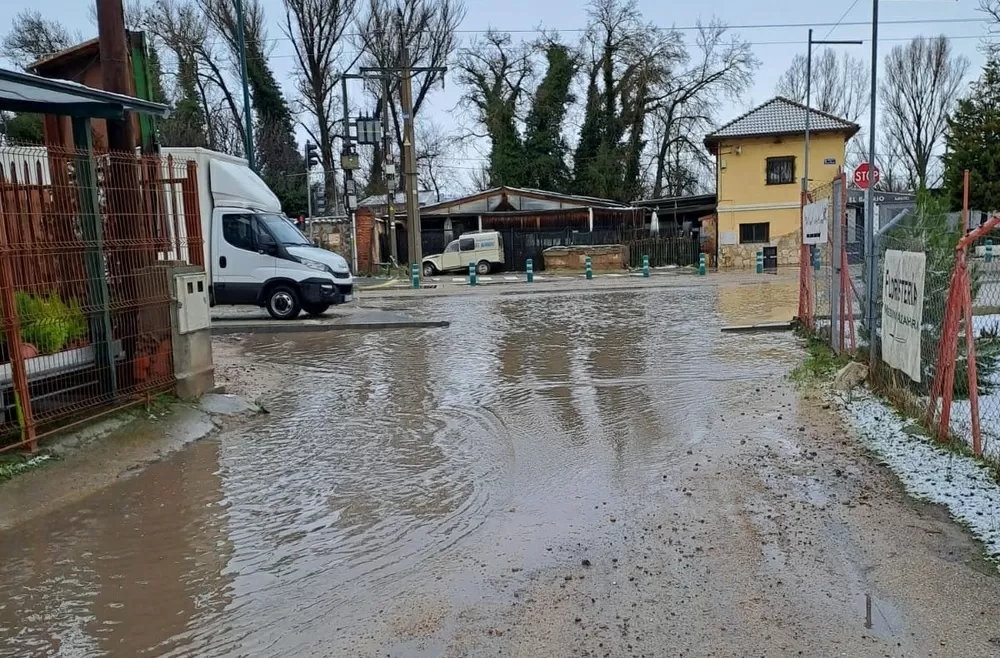 Denuncian acumulaciones de agua en el Camino Viejo de Simancas