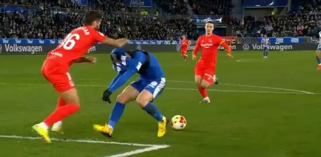 ¡Lo nones visto! Señalan el penalti más surrealista del año en el Alavés - Real Sociedad de Copa del Rey