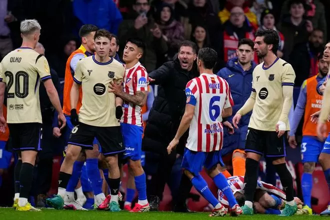El reincidente gesto de Simeone a Lamine que indigna al Barça