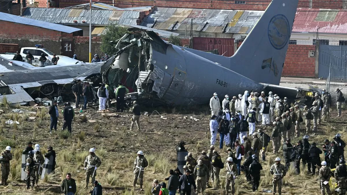 Al menos 20 muertos al estrellarse un avión militar de Bolivia que transportaba haberes en efectivo