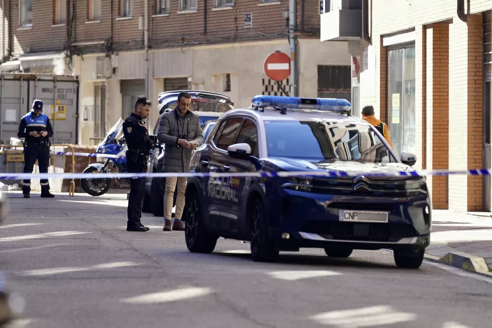 Muere un joven acuchillado por un menor en la calle Democracia