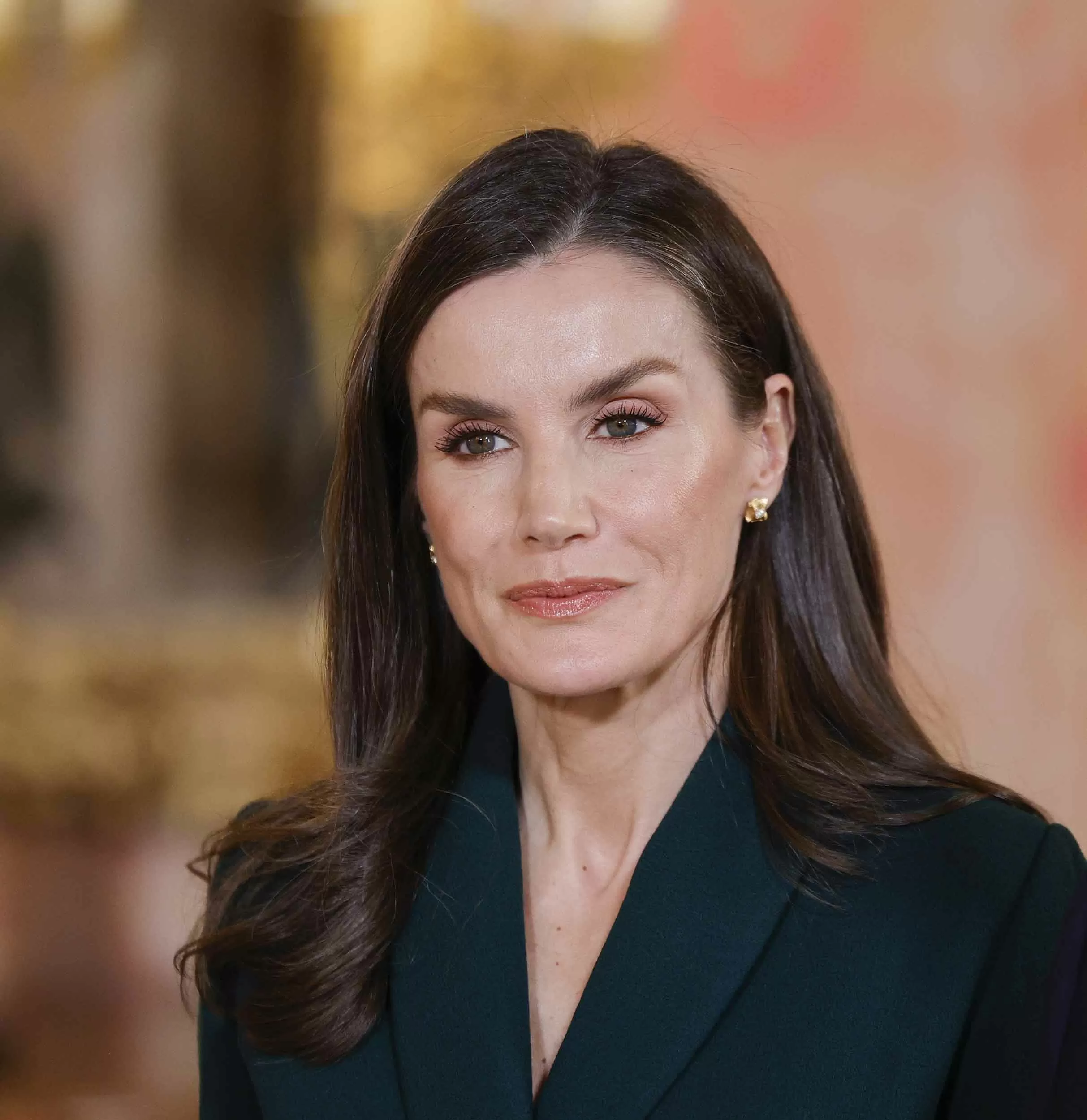 La reina Letizia derrocha donaire con un vestido reciclado con guiño a Kate Middleton
