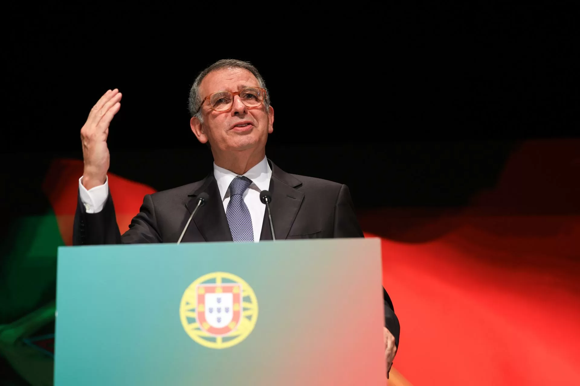 Exministro socialista gana elecciones presidenciales en Portugal