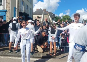 Llama olímpica continúa su trayectoria por Normandía hacia París