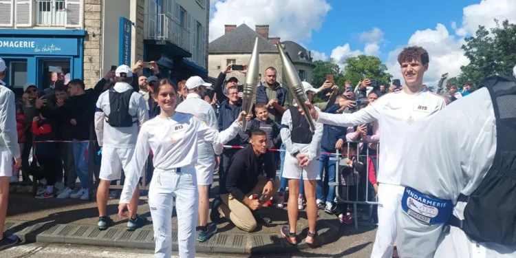 Llama olímpica continúa su trayectoria por Normandía hacia París