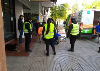 Susto en el emporio de Viedma: un joven se descompensó en la calle Buenos Aires