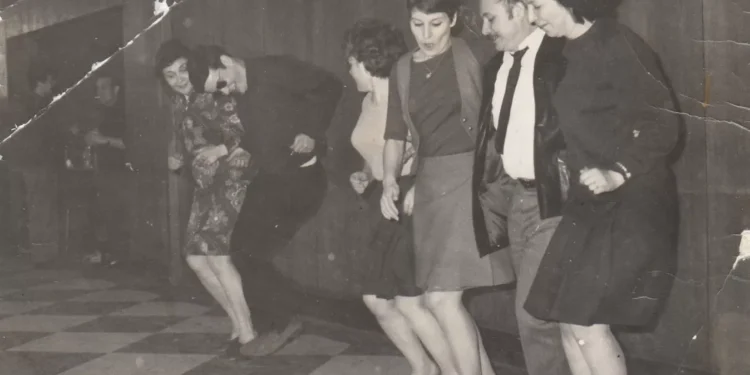 Viejas estampas familiares para contar la emigración andaluza