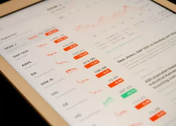 “Desmitificando la Economía: Simple y accesible”
