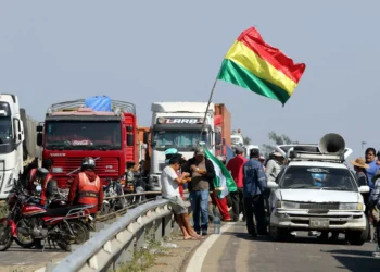 repetición día de bloqueos de transportistas por la falta de dólares y combustible en Bolivia