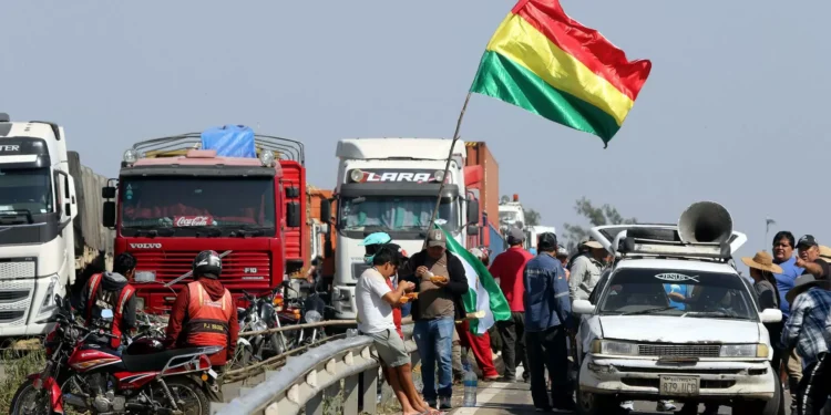 repetición día de bloqueos de transportistas por la falta de dólares y combustible en Bolivia