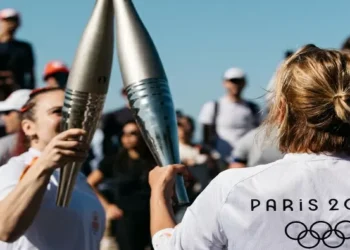 Llama olímpica sigue hacia París tras su llegada a Marsella