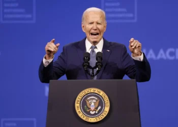 Biden está enérgico a seguir en la carrera presidencial pese a presiones, según su campaña