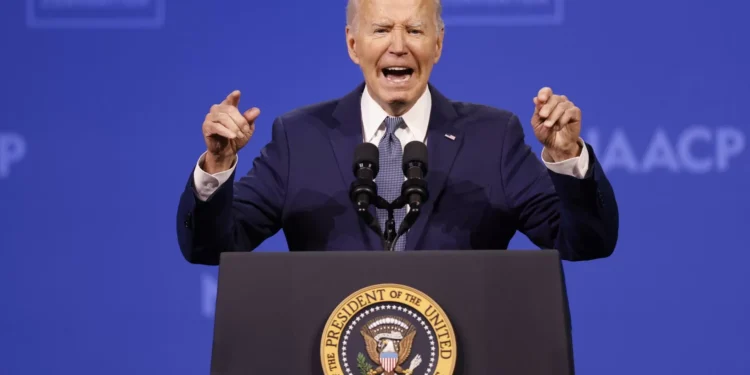 Biden está enérgico a seguir en la carrera presidencial pese a presiones, según su campaña