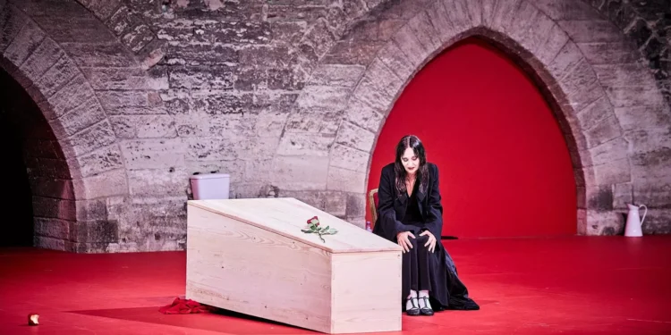 Angélica Liddell desata la ira de la prensa francesa: un crítico la proceso por injurias tras su estreno en Aviñón