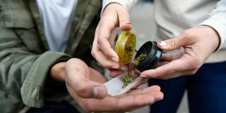 Liberan a uruguaya detenida en Bolivia tras 90 días presa por posesión de grifa