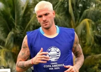 El radical de look de Rodrigo De Paul para pugnar al fúbol con amigos