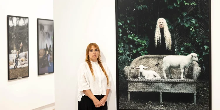 Perros, gatos, caballos o patos: las “familias multiespecie” de la fotógrafa Estela de estela llegan a Málaga