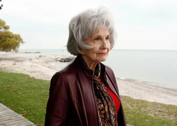 Una de las hijas de Alice Munro asegura que su padrastro abusó de ella cuando periodo menor