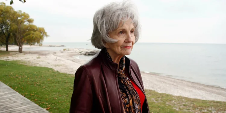 Una de las hijas de Alice Munro asegura que su padrastro abusó de ella cuando periodo menor