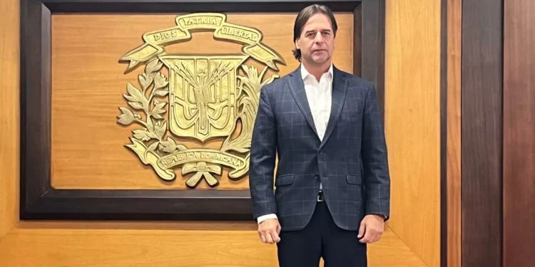 El director Lacalle Pou participa este viernes de la asunción de su par dominicano