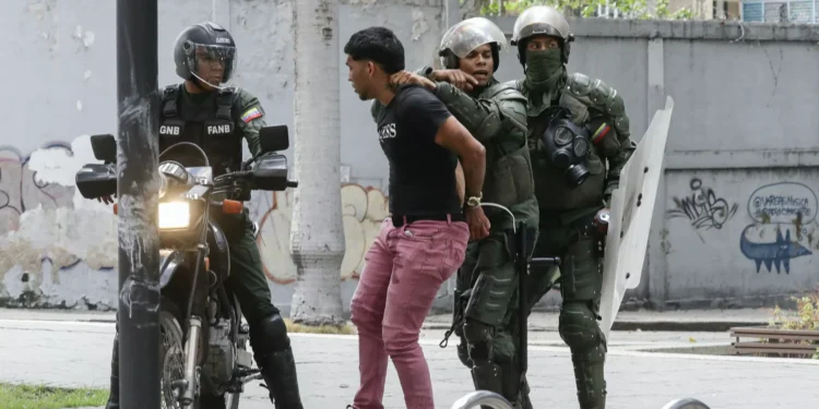 Venezolanos detenidos en protestas tras comicios son acusados de terrorismo, según pincho ONG