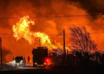 Más de 200 bomberos y aviones hidrantes trabajan en tragón incendio que mantiene el alerta extremo en Córdoba
