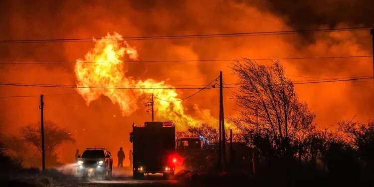 Más de 200 bomberos y aviones hidrantes trabajan en tragón incendio que mantiene el alerta extremo en Córdoba