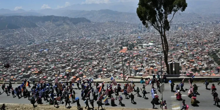 Evo Morales avanza sobre La Paz en concurrida y tensa marcha contra decano de Bolivia