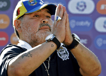 Justicia argentina aprueba traslado del cuerpo de Maradona a envío de sus hijas
