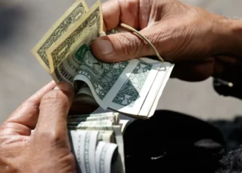 Venezolanos vuelven al mercado no oficial en busca de dólares