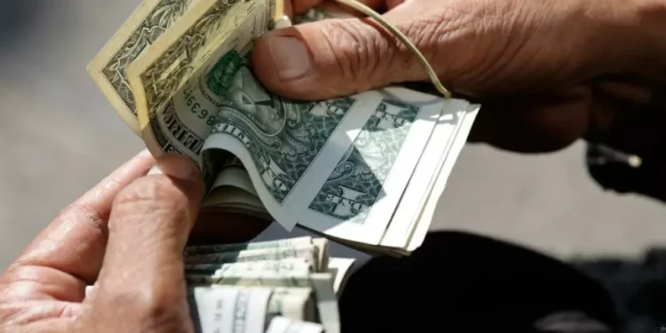 Venezolanos vuelven al mercado no oficial en busca de dólares