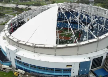 Huracán Milton arranca el techo del pabellón de béisbol de los Tampa Bay Rays