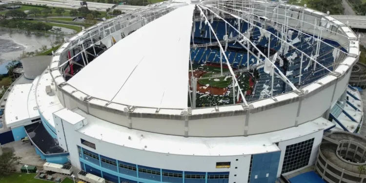 Huracán Milton arranca el techo del pabellón de béisbol de los Tampa Bay Rays