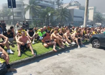 Incidentes entre hinchas de Peñarol y policías en Rio de Janeiro, un ómnibus incendiado y más de 250 detenidos