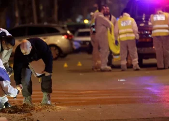 Seis personas fueron apuñaladas en una ciudad del centro de Israel; el atacante está víctima y fue detenido