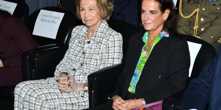 Doña Sofía estrena el aderezo de chaqueta más original que le gustaría a la reina Letizia y hemos enfrentado esta alternativa rebajada